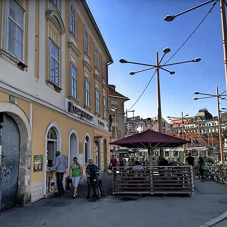 Jakominiplatz *